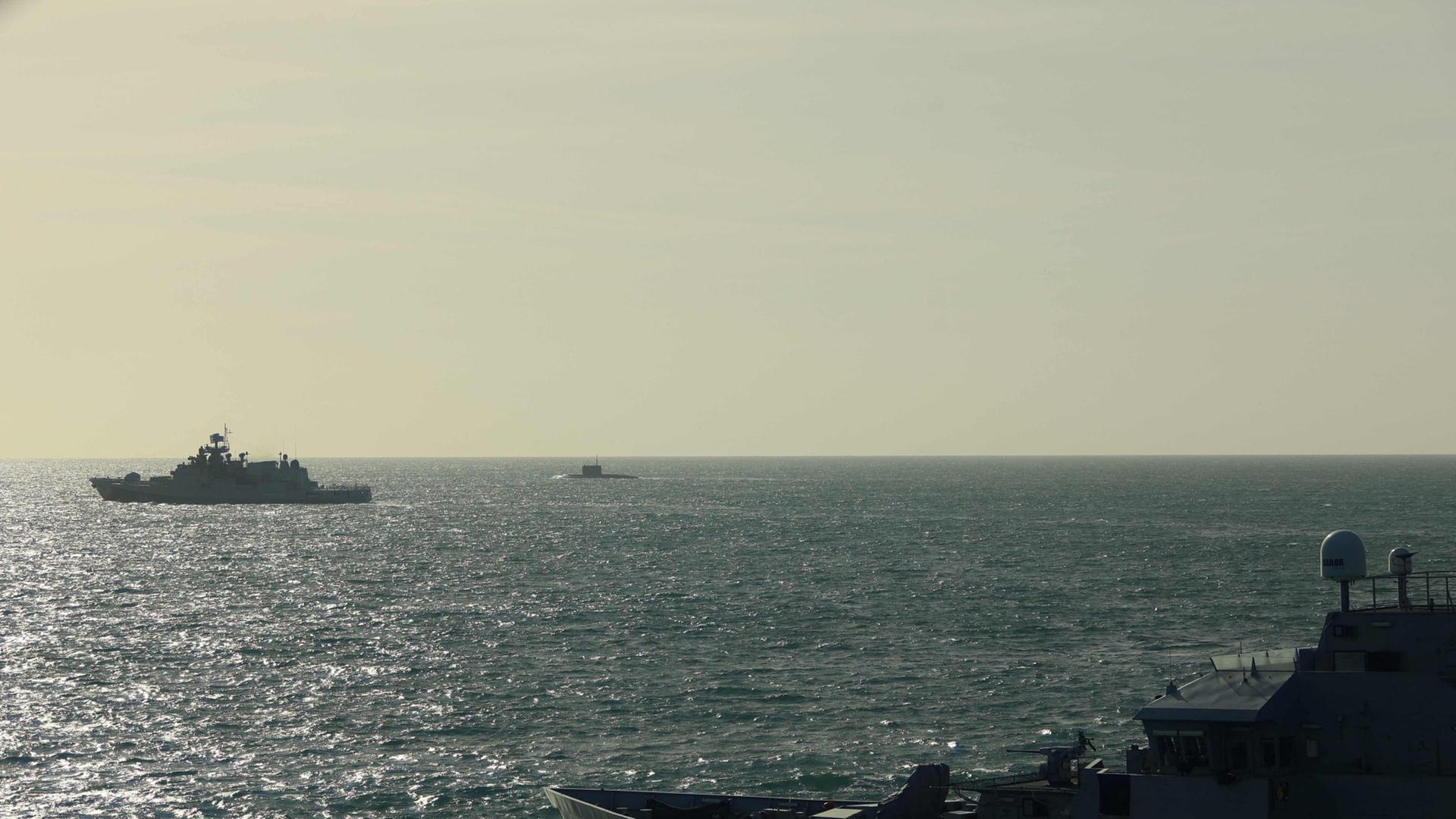 Die HMS Mersey, die die russische Fregatte 