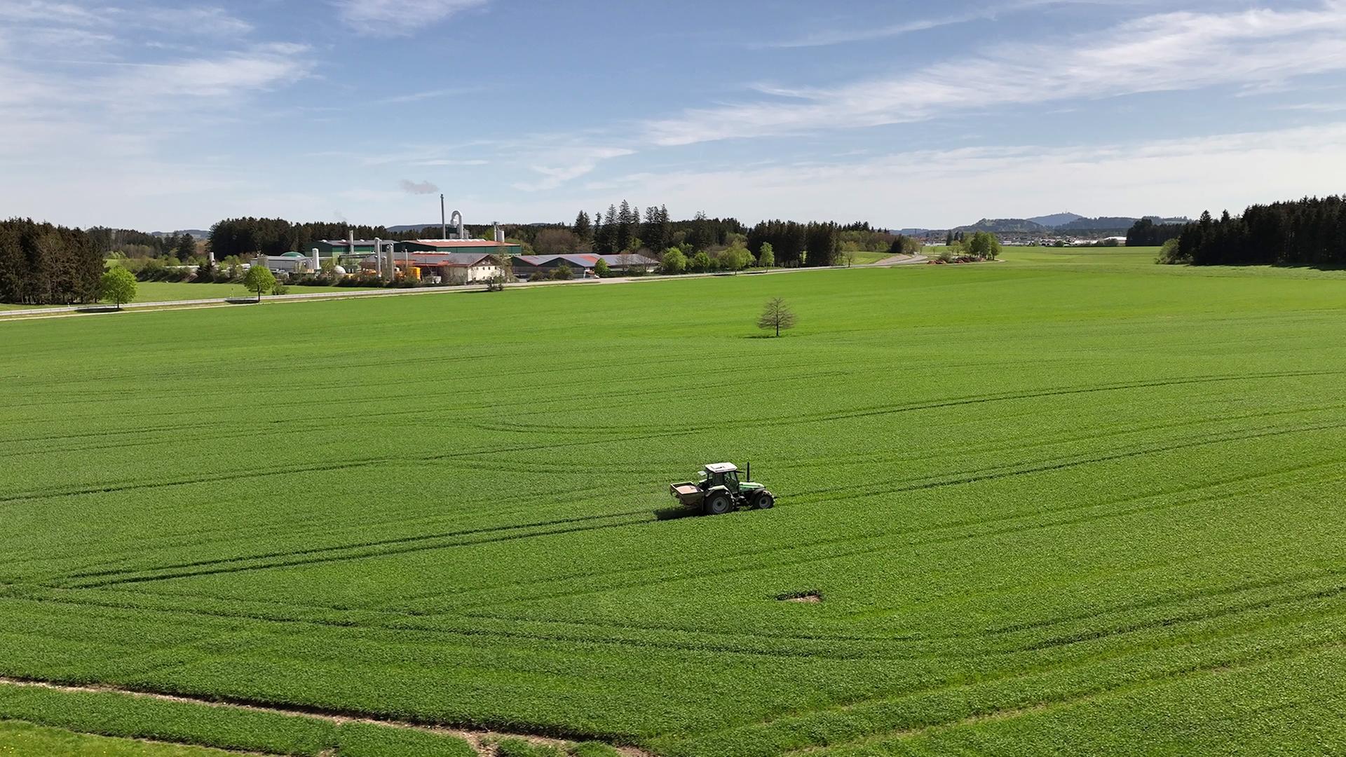 Ein Traktor fhrt auf einem Feld vor der Phosphor-Recyclinganlage in Altenstadt. | RePhoR/Hupp-Dobusch