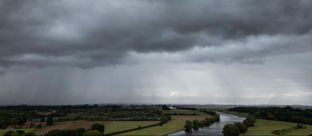 Dunkle Regenwolken ziehen über den Ort an der Weser. (Archivbild: 13.09.2026,)