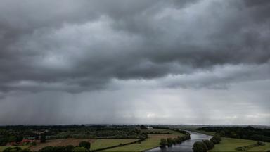 Dunkle Regenwolken ziehen über den Ort an der Weser. (Archivbild: 13.09.2026,)
