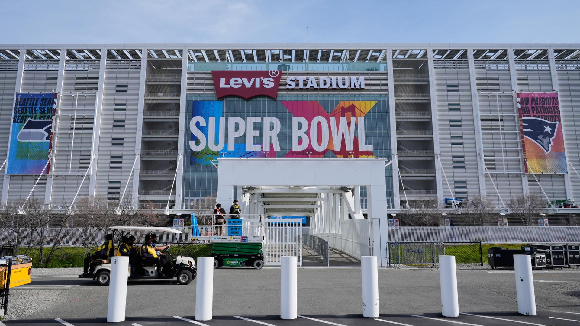 Arbeiter bereiten das Levi's Stadion für den LX. Super Bowl am 08.02.2026 vor. | dpa