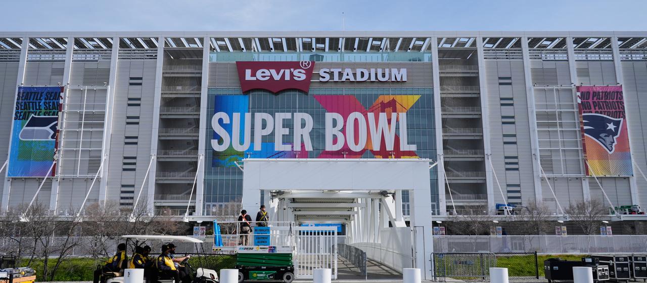 Arbeiter bereiten das Levi's Stadion für den LX. Super Bowl am 08.02.2026 vor.
