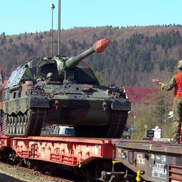 Ein Screenshot aus einem SWR-Film zeigt die Eisenbahnverladung des PzH 2000 (Panzerhaubitze 2000) der Bundeswehr.