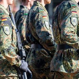 Soldaten der Bundeswehr laufen über den Appellplatz.