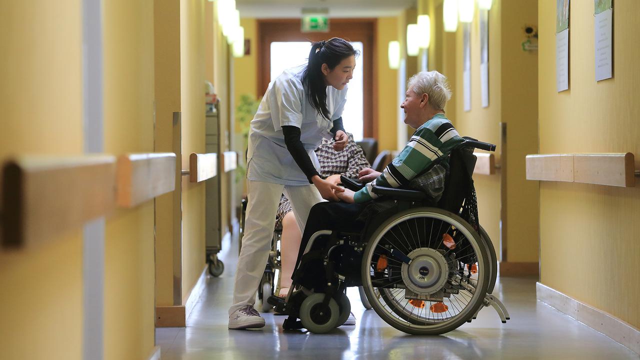 Scharfe Kritik an Warkens Plänen für die Pflege