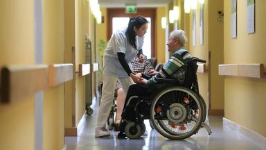 Scharfe Kritik an Warkens Plänen für die Pflege