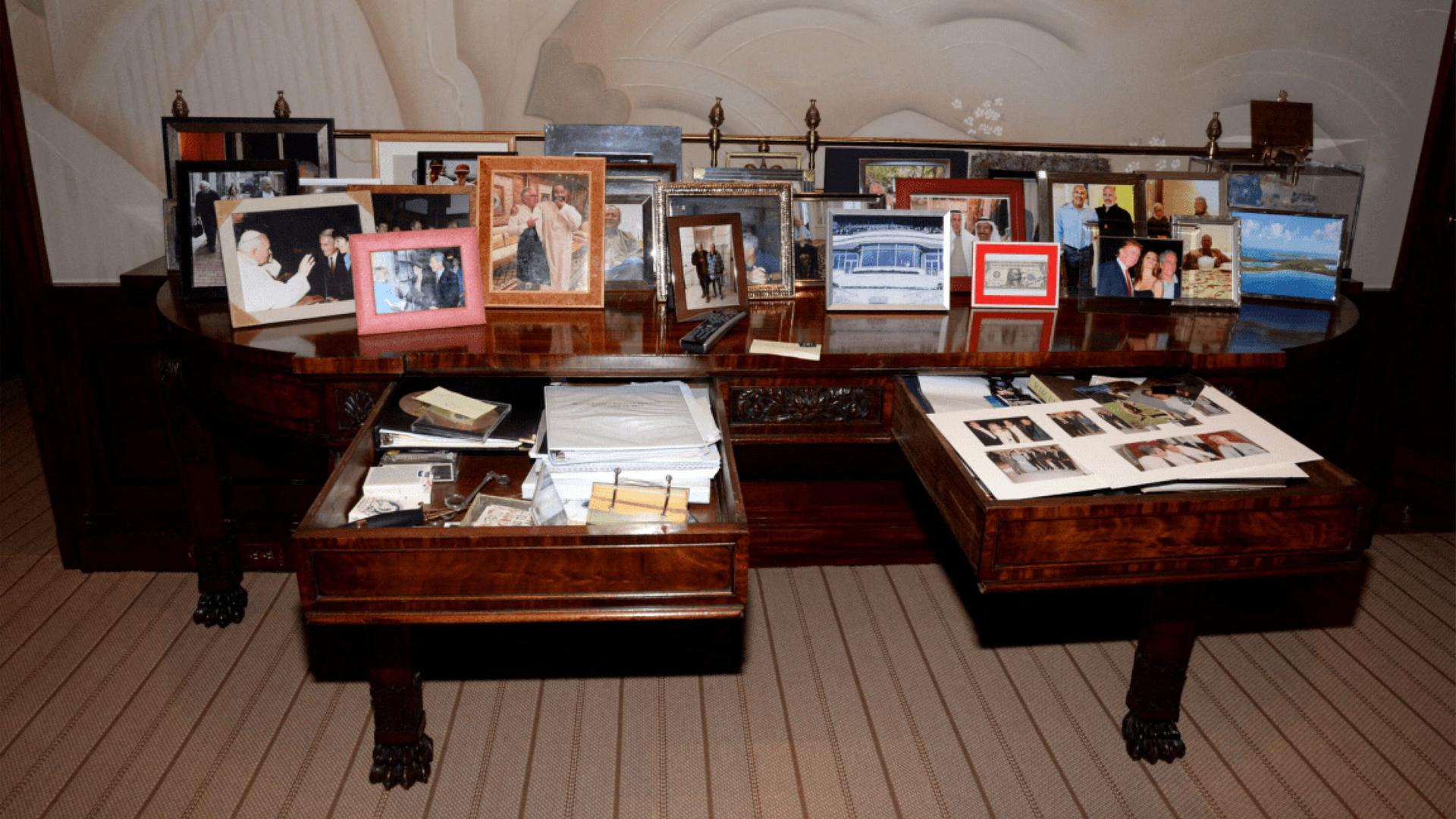 Dieses Foto aus den vom US-Justizministerium veröffentlichten Bildern aus den Epstein-Files zeigt eine Kommode, auf der mehrere eingerahmte Fotos stehen.  | via REUTERS