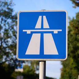 Archivbild vom 31.08.2022: Ein Autobahnschild an der Auffahrt Hüttenweg an der A115 (Quelle: dpa / Annette Riedl).