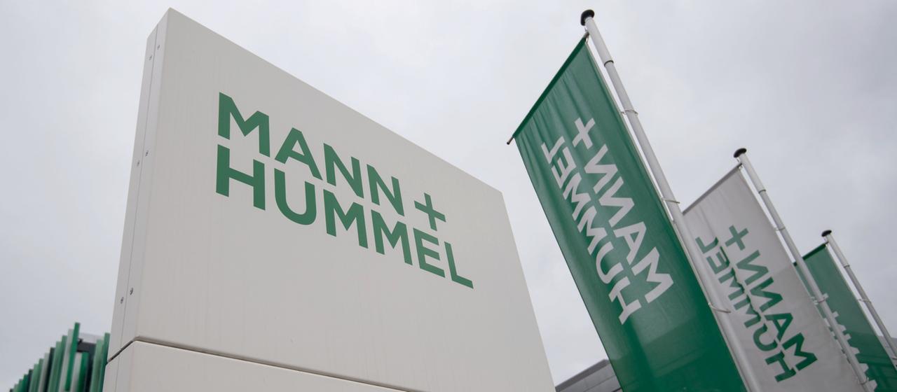 Ein Schild weist auf die Unternehmenszentrale von Mann+Hummel hin.