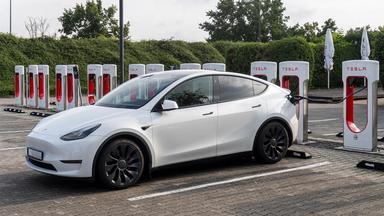 Tesla Model Y an einer Stromtankstelle.