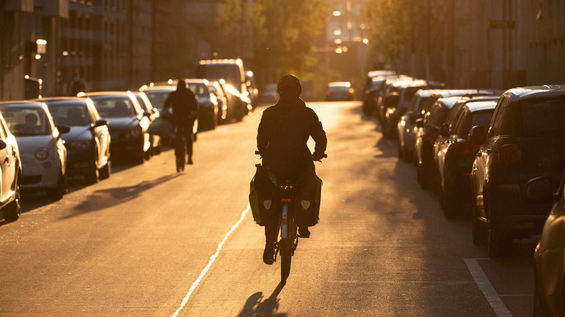 Zwei Fahrradfahrer fahren über eine Straße | picture alliance/dpa/Sebastian Gollnow
