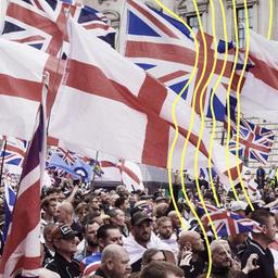 Rechtsextreme Demonstranten mit englischen Flaggen und Union Jacks versammeln sich zur "Unite The Kingdom"-Kundgebung in Whitehall vor der Downing Street