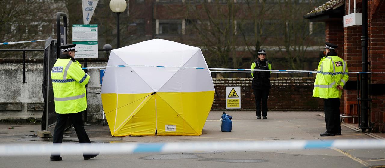 Polizeibeamte bewachen eine Absperrung um ein Polizeizelt in Salisbury.