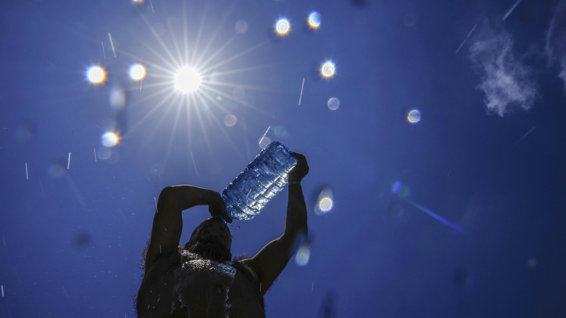 Ein Mann in Beirut gießt sich kaltes Wasser über den Kopf (Archivbild vom 16.07.2023)