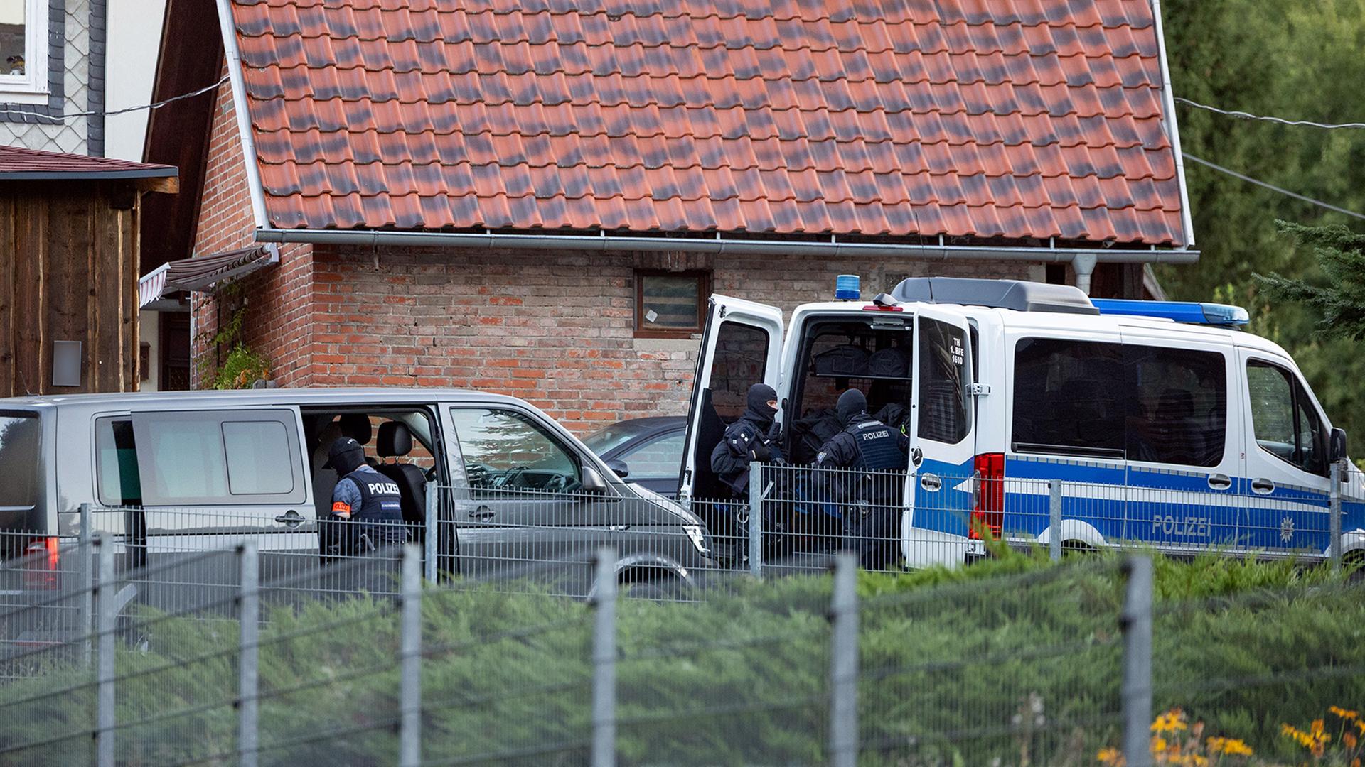 Polizeibeamte stehen vor einem Haus in Thüringen. | dpa
