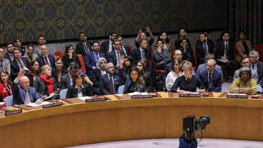 Der russische UN-Botschafter Wassili Nebenzia stimmte während einer Sitzung des Sicherheitsrats der Vereinten Nationen für die Resolution.