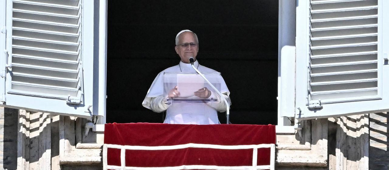 Papst Leo XIV. hält während des Angelus-Gebets seine Ansprache vom Fenster des Apostolischen Palastes.
