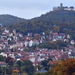 Die Wartburg steht oberhalb der Stadt Eisenach im Wartburgkreis.