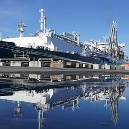 Der schwimmende LNG-Terminal „Höegh Gannet“ spiegelt sich am Kai des Elbehafens Brunsbüttel Ports in einer Pfütze.