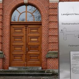 Ein Schild neben dem Eingang weist am 08.12.2023 auf den Sitz der Staatsanwaltschaft am Landgericht Neuruppin hin. (Quelle: Picture Alliance/Carsten Koall)