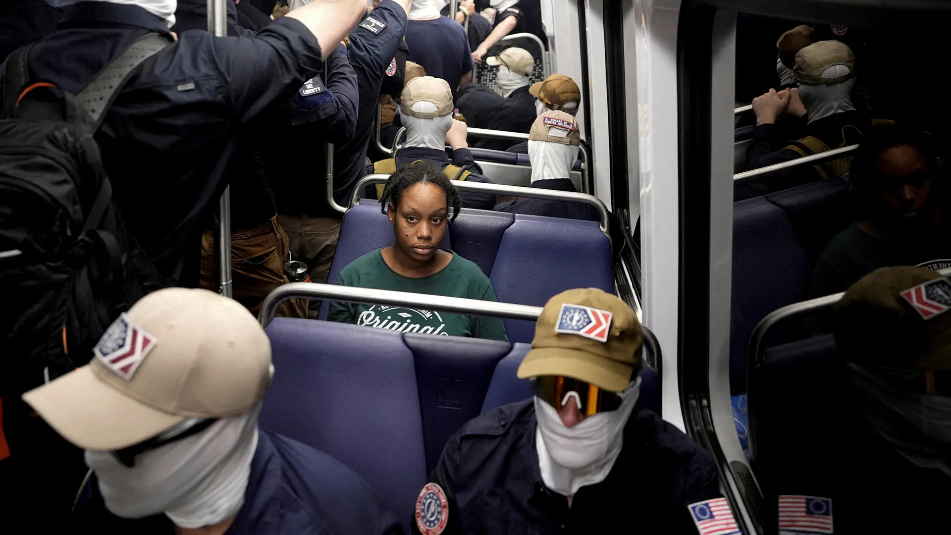 weiss-vermummte-menschen-u-bahn-100.webp