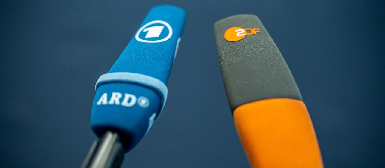 Mikrofone mit den Logos von ARD und ZDF