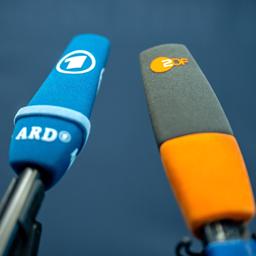 Mikrofone mit den Logos von ARD und ZDF
