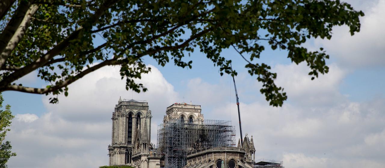 Blick auf die Pariser Kathedrale Notre-Dame und das Baugerüst.