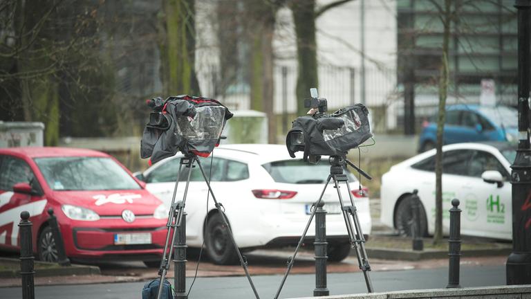 Zwei Fernsehkameras stehen an einer Straße in Polen.