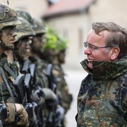 Boris Pistorius spricht in der Infanterieschule Hammelburg der Bundeswehr mit Gebirgsjägern. (Archivbild: 16.05.2023)