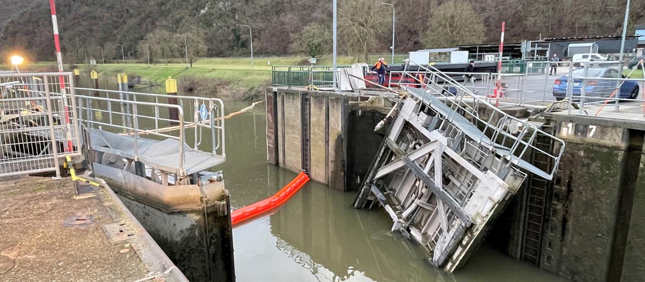 Stark beschädigtes Schleusentor nach Unfall (Dezember 2024)