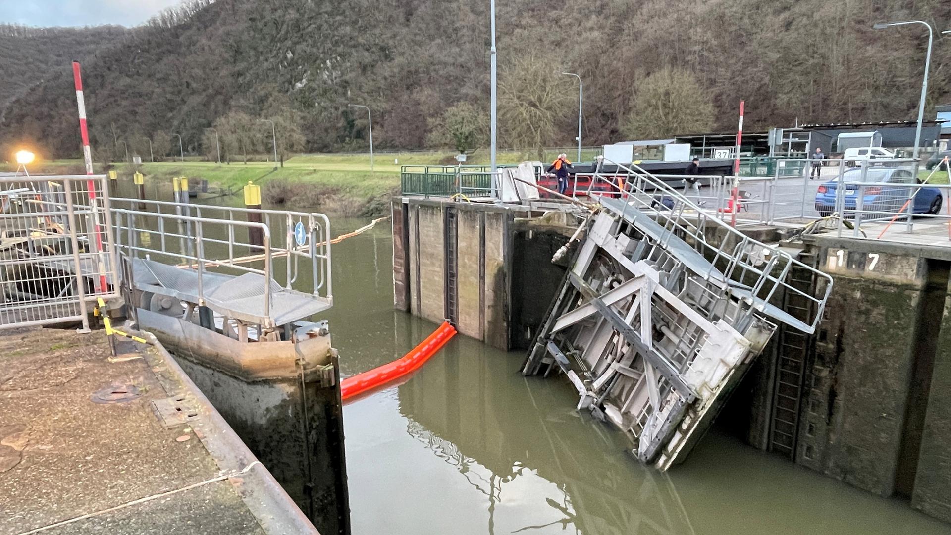 Stark beschdigtes Schleusentor nach Unfall (Dezember 2024) | dpa