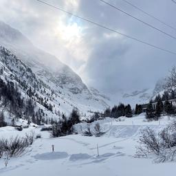 Blick in eine verschneite Berglandschaft unter dem Arollagletscher