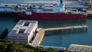 Wohnschiff "Bibby Stockholm" im Hafen von Portland.