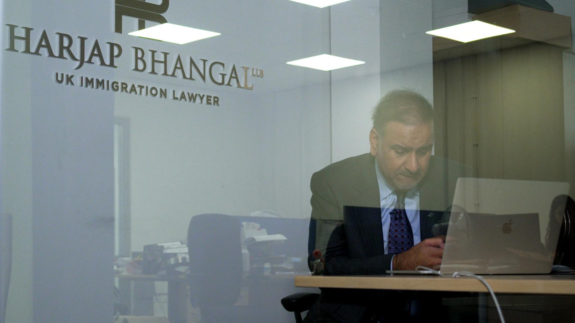 Anwalt Harjap Bhangal in seinem Büro im Westen von London | ARD London
