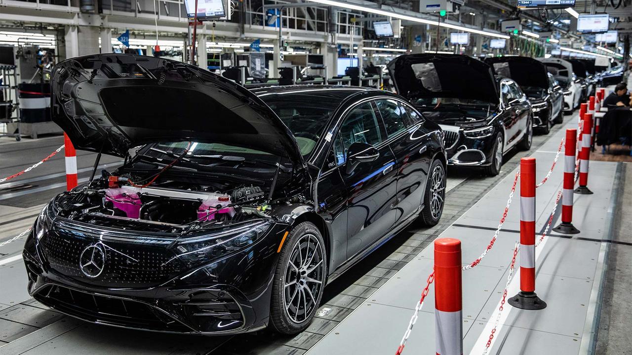 Luxus-Strategie: Mercedes-Benz lenkt ein | tagesschau.de