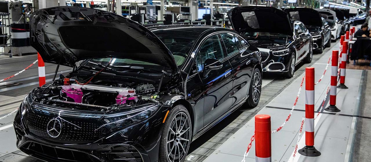 Verschiedene Mercedes-Benz-Fahrzeuge in der Produktionshalle „Factory 56“.