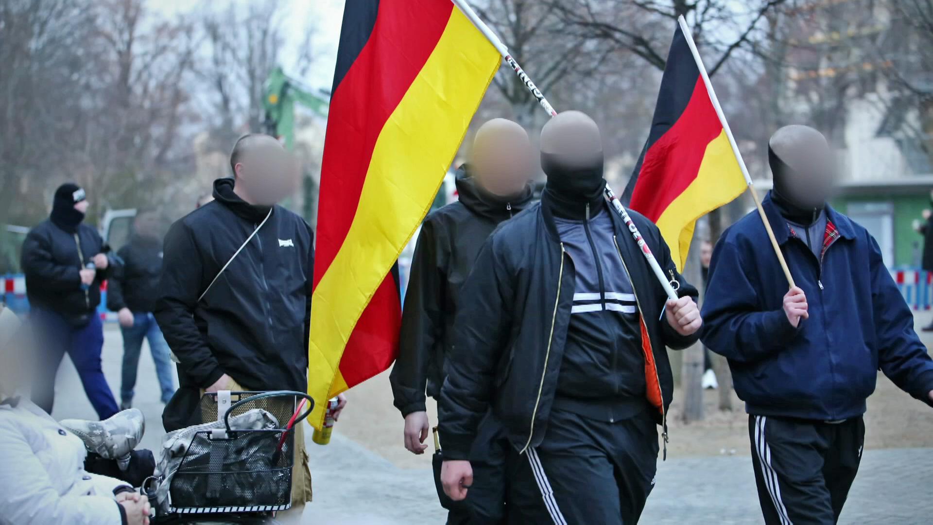 Bei einer Demo tragen Neonazis Deutschlandflaggen.(Quelle:rbb) | rbb