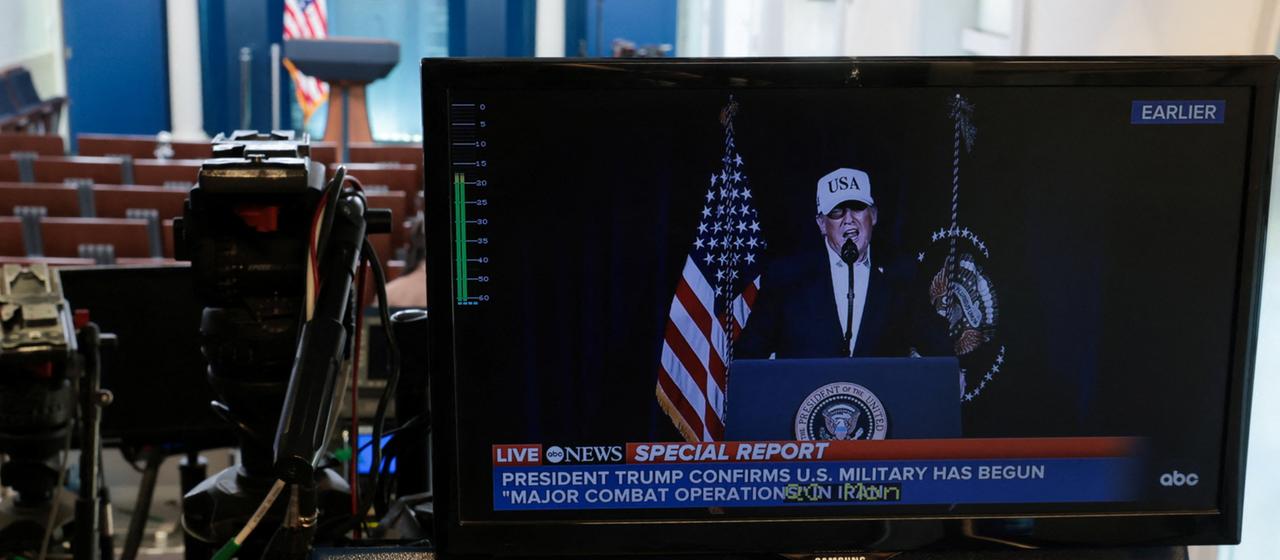 Donald Trump ist auf einem Bildschirm zu sehen.