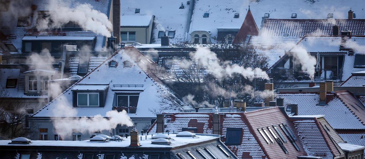 Qualm steigt aus Schornsteinen auf, an einem kalten Wintermorgen, Leipziger.