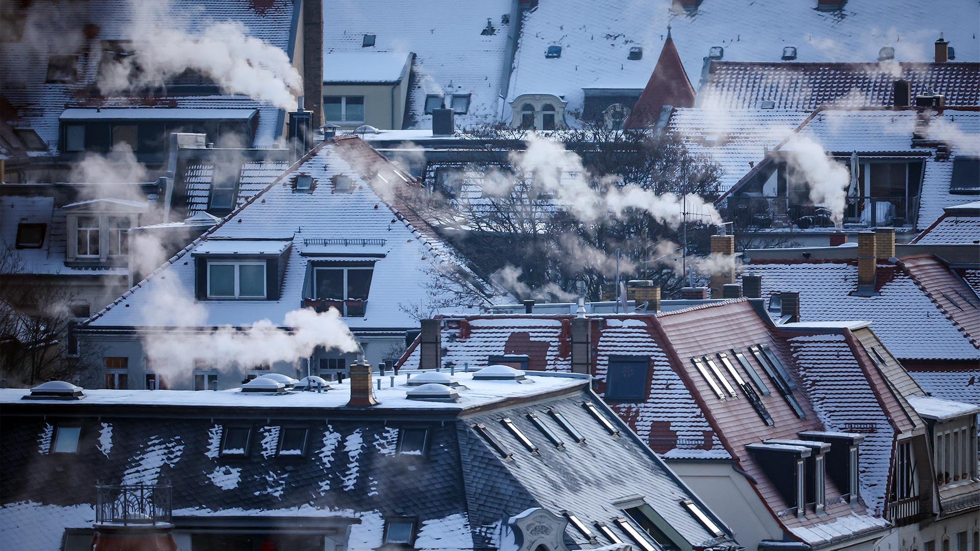 Qualm steigt aus Schornsteinen und Abzügen an einem kalten Wintermorgen in der Leipziger Südvorstadt auf. | picture alliance/dpa