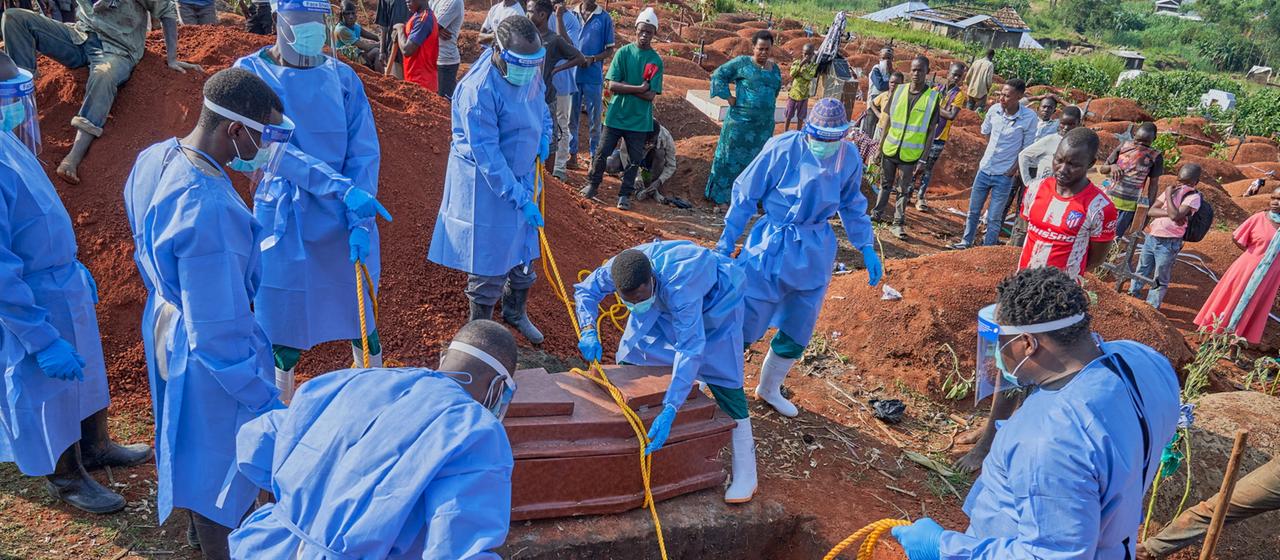 Mitarbeiter bereiten einen Sarg eines Ebola-Opfers für eine Beerdigung in Bunia, Demokratischen Republik Kongo vor.