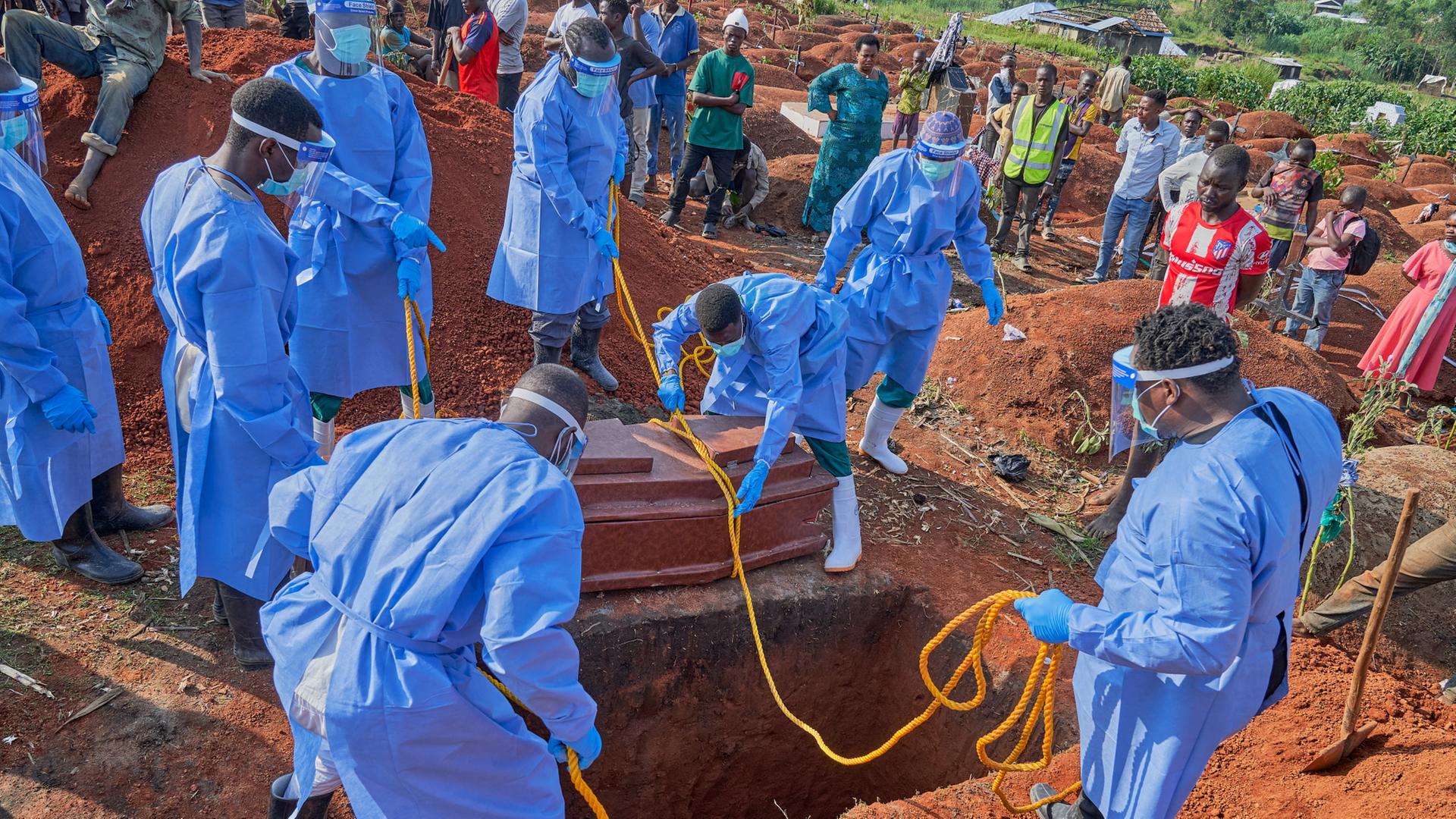 Mitarbeiter bereiten einen Sarg eines Ebola-Opfers für eine Beerdigung in Bunia, Demokratischen Republik Kongo vor. | EPA