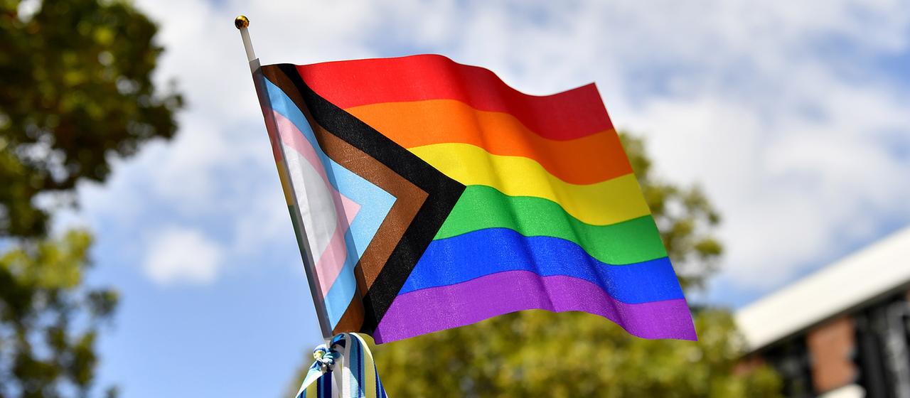 Flagge der LGBTQI+-Gemeinschaft