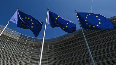 Flaggen wehen vor dem Gebäude der EU-Kommission in Brüssel.