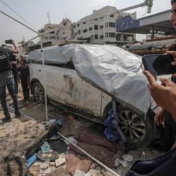 Palästinenser untersuchen das nach einem israelischen Angriff zerstörte Pressezelt und Auto von getöteten Al-Dschasira-Journalisten