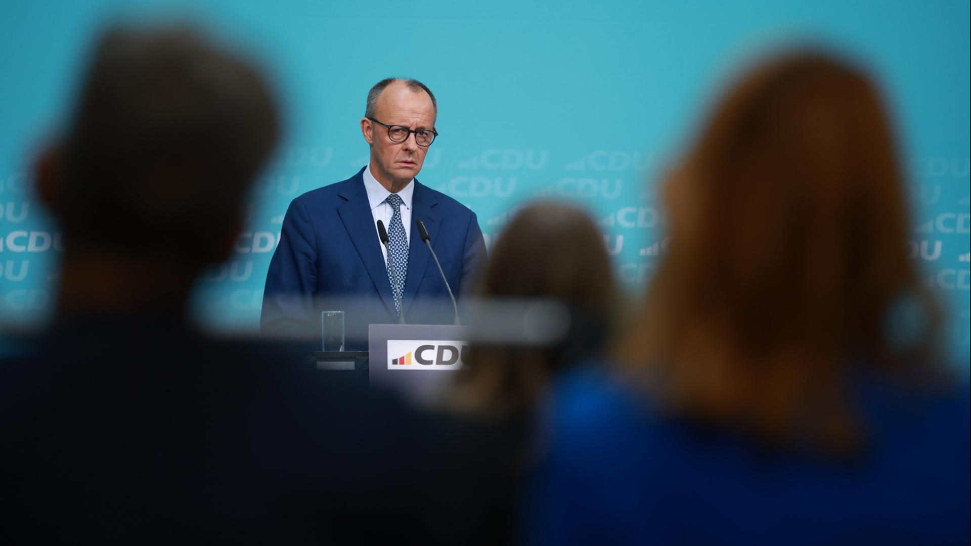 Merz bei einer Pressekonferenz in Berlin | EPA