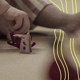 Detailaufnahme eines spielenden Kindes