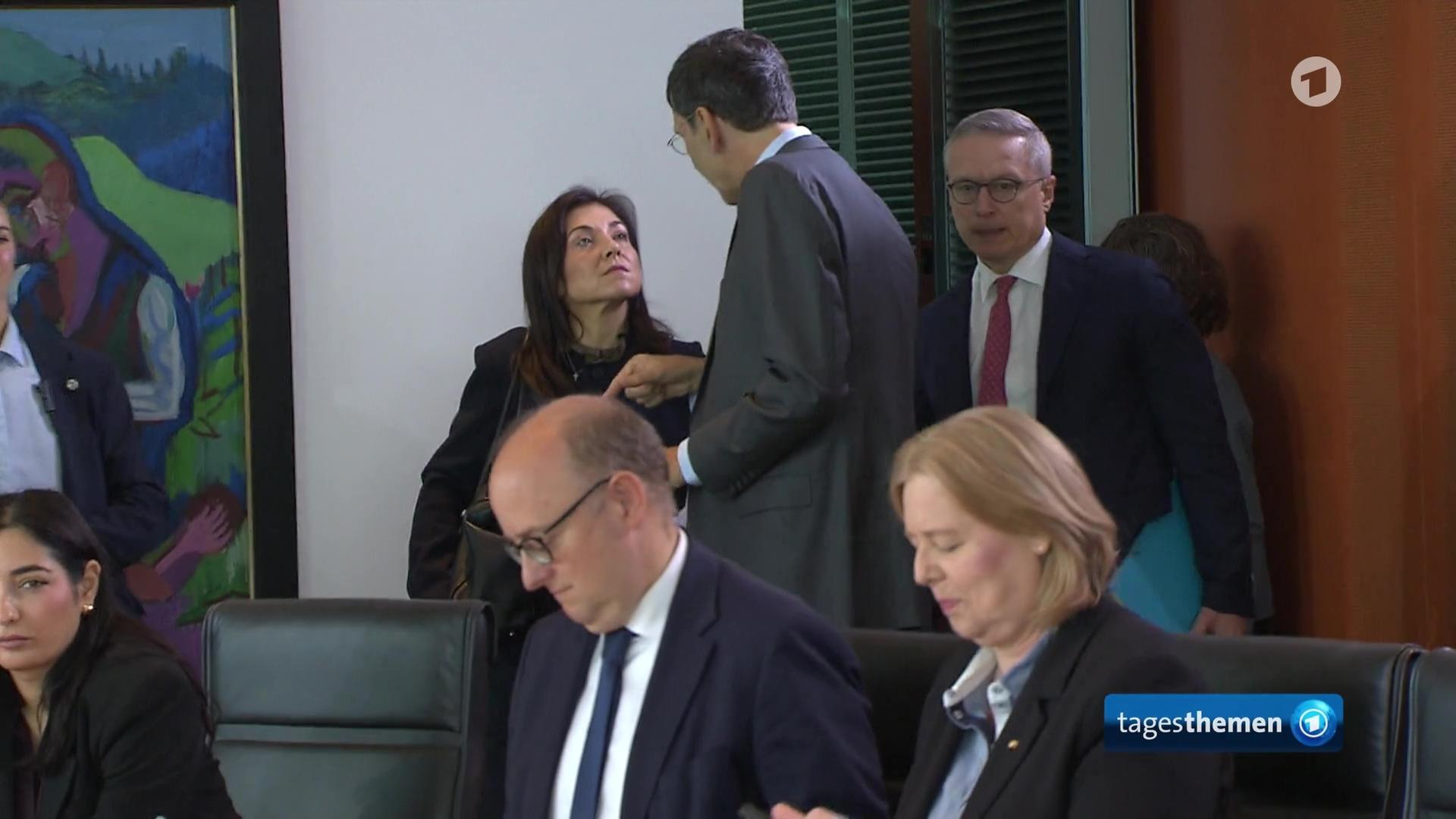 Regierung verabschiedet Einkommensteuerreform und diskutiert weiter