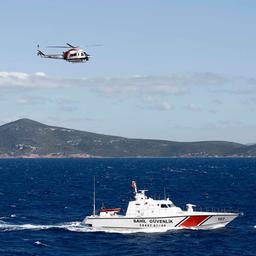 Archivfoto: Ein Schiff und ein Hubschrauber der türkischen Küstenwache vor der griechischen Insel Chios